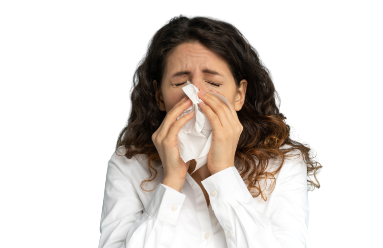 Allergologie Heidelberg – Allergietest und Behandlung bei ATOS Dermatologie Frau mit Taschentuch niest – Allergietest und Therapie bei Heuschnupfen, Pollen- oder Hausstauballergie Hautarzt Privatpraxis Heidelberg