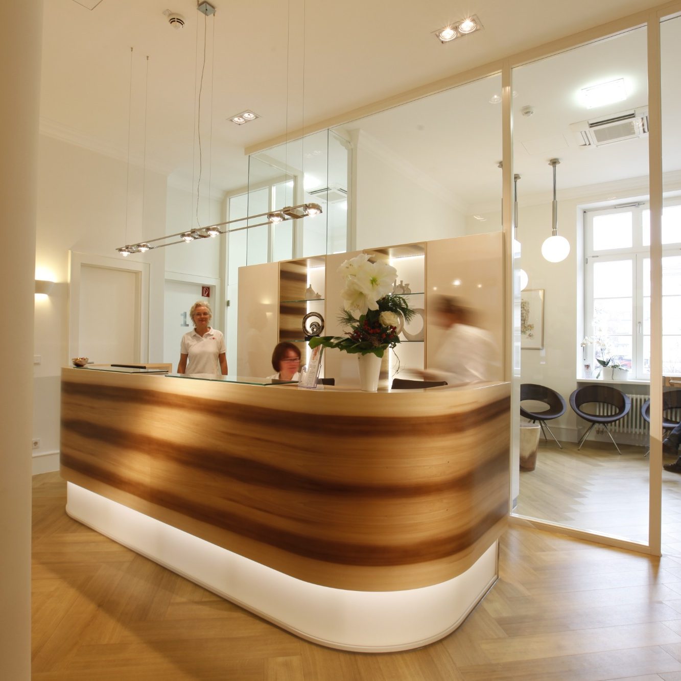 Ärztinnen und Praxisteam der ATOS Dermatologie Heidelberg in den Praxisräumen Das Praxisteam der ATOS Dermatologie Heidelberg in den modernen Behandlungsräumen. Das erfahrene Team um Dr. Jäger steht für hochwertige med