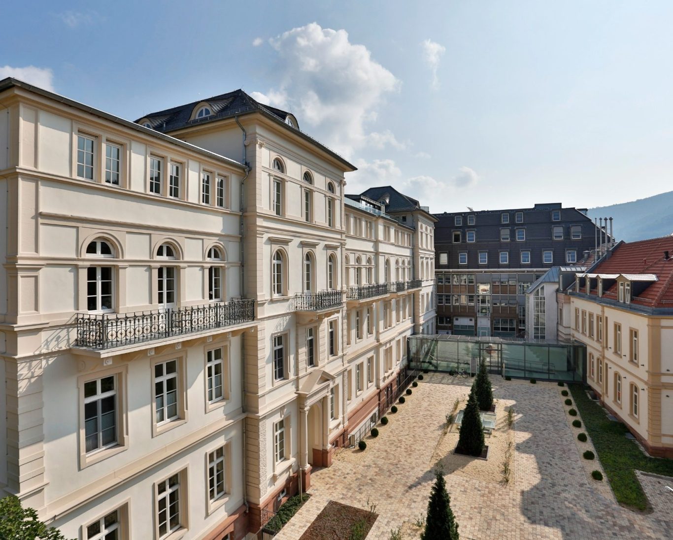 ATOS Klinik Heidelberg – Privatpraxis für Dermatologie und Hautarztzentrum Historisches Gebäude der ATOS Klinik Heidelberg mit Innenhof – Standort der ATOS Dermatologie, Privatpraxis für Hautkrebs