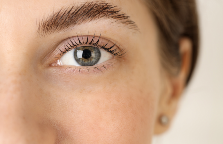 Oberlidstraffung Heidelberg – Straffung der Augenlider bei ATOS Dermatologie Nahaufnahme eines Auges – Oberlidstraffung in der ATOS Dermatologie Heidelberg zur Behandlung von Schlupflidern und müdem Blick.